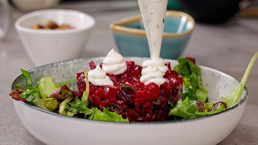 Rote Rüben-Himbeertatar mit aufgeschlagenem Ziegenkäse