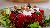 Rote Rüben-Himbeertatar mit aufgeschlagenem Ziegenkäse