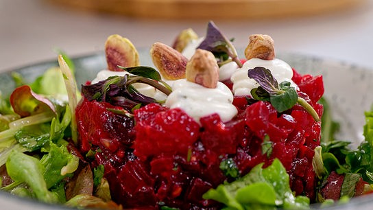 Rote Rüben-Himbeertatar mit aufgeschlagenem Ziegenkäse