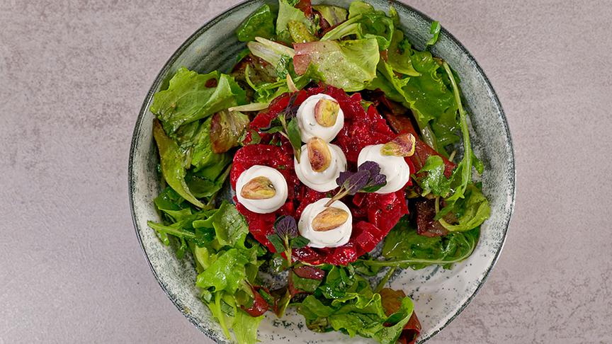 Rote Rüben-Himbeertatar mit aufgeschlagenem Ziegenkäse
