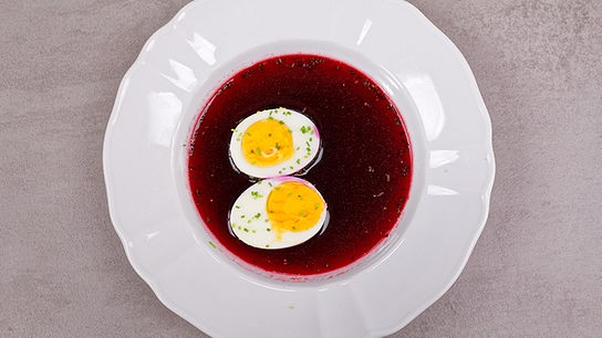 © Foto: ORF/ Silvia Schneider GmbH/ Juraj Melicher Barszcz czerwony – Rote-Rüben-Suppe (schnelle Version)