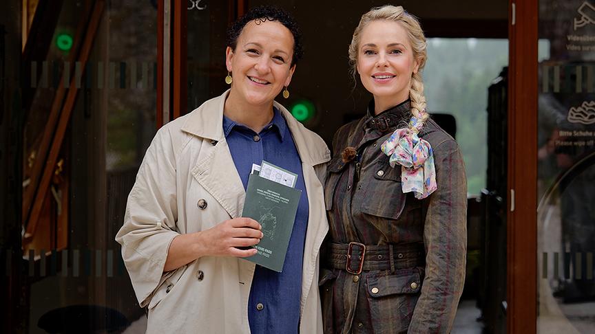 © ORF/ Silvia Schneider GmbH/ Juraj Melicher Silvia auf dem Entdeckungspfad am Fort Kniepass mit Elisabeth Schratl