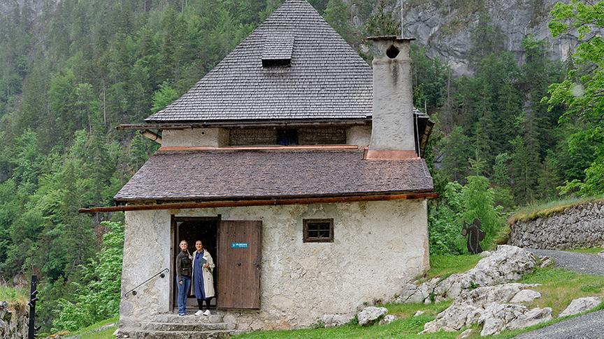 © ORF/ Silvia Schneider GmbH/ Juraj Melicher Silvia auf dem Entdeckungspfad am Fort Kniepass mit Elisabeth Schratl