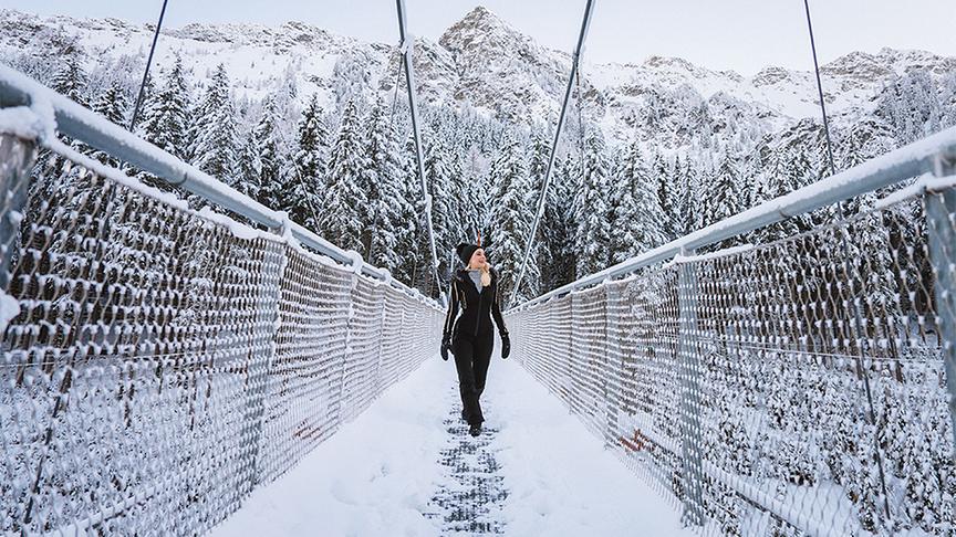 Silvia auf der "Golden Gate Brücke der Alpen". Die Brücke bietet