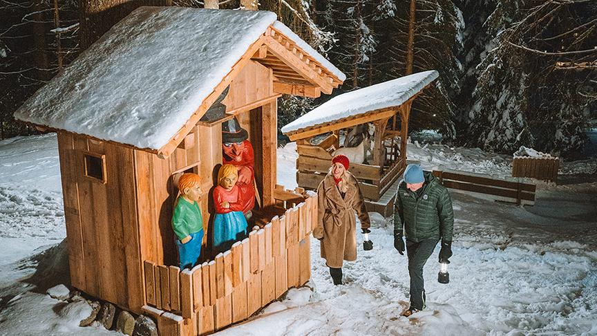 Silvia macht eine Laternenwanderung durch den Märchenwald.