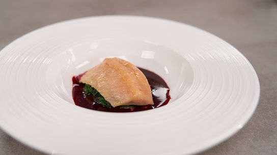 © Foto: ORF/ Silvia Schneider GmbH/ Juraj Melicher Saibling mit Ingwerspinat und Rote Rüben Sauce