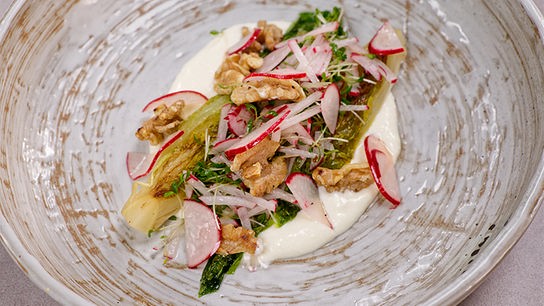 Salatherzen mit Walnuss, Sauerrahmcreme, Radieschen und Kresse