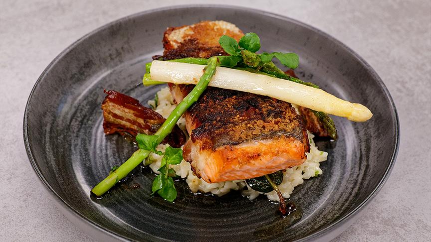 Saltimbocca von der Lachsforelle mit Brunnenkresse-Risotto und Spargelspitzen