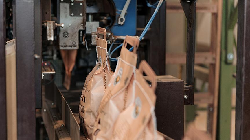 © Foto: Simeon Baker Silvia zu Besuch bei Martin Pamingers Erdäpfelproduktion.