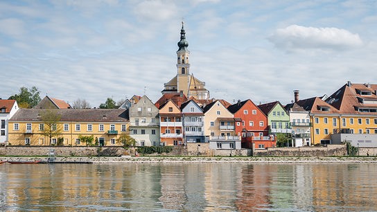 © ORF/ Silvia Schneider GmbH/ Simeon Baker Die bunten Hausfassaden von Schärding