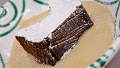 Schoko-Brownie mit Guinness Sabayon