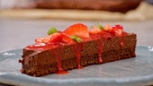 Schokoladentrüffelschnitte mit Erdbeer-Tonkabohnen-Mark und Maiwipferl