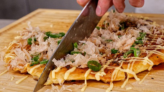 © Foto: ORF/ Silvia Schneider GmbH/ Juraj Melicher Schweinebauch Okonomiyaki