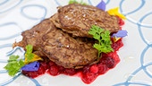 Schweineleber mit Preiselbeeren und Gartensalat