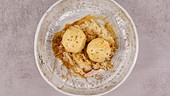 Selchfleischknödel mit Kartoffelteig, Sauerkraut und Kümmelsaft