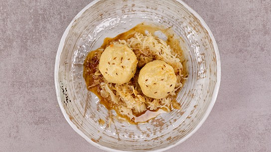 Selchfleischknödel mit Kartoffelteig, Sauerkraut und Kümmelsaft