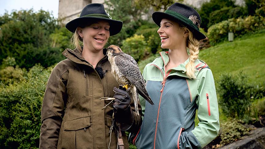 Hoch über dem Salzachtal erhebt sich die Burg Hohenwerfen. Im Bild: Silvia mit Falknerin Martina Grässle. 