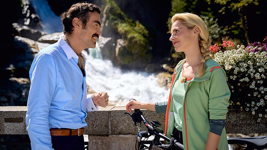 Silvia radelt entlang der Gasteiner Ache durch Felsschluchten weiter bis zur Burg Klammstein (im Bild: Silvia mit Christof Erharter).