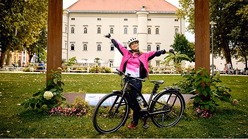 Silvia macht Rast in Spittal an der Drau (im Hintergrund: Schloss Porcia)