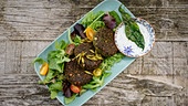 Bärlauchlaibchen mit Wildkräutersalat und Brennnessel Dressing