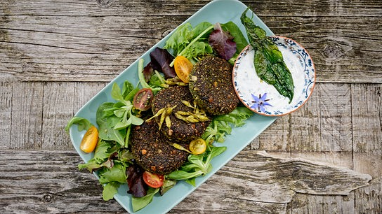 Bärlauchlaibchen mit Wildkräutersalat und Brennnessel Dressing