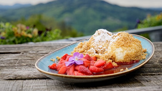 Topfenknödel mit Erdbeerröster