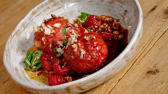Gedämpfte rote Rüben-Knödel mit Aberseer Schafkäse