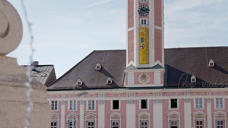 © ORF/ Silvia Schneider GmbH/ Juraj Melicher Silvia lässt sich von Andreas Graf durch St. Pölten führen.