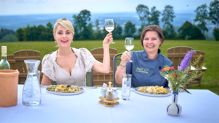 Silvia und Ingird Lederer genießen ihre Gerichte.