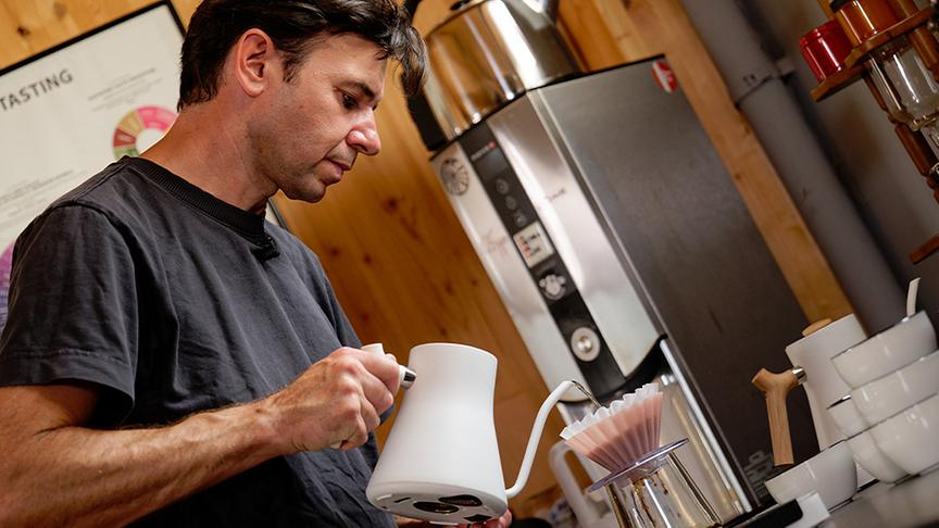 © ORF/ Silvia Schneider GmbH/ Juraj Melicher Silvia lässt sich von Röstmeister Felix Teiretzbacher Kaffeetipps geben.