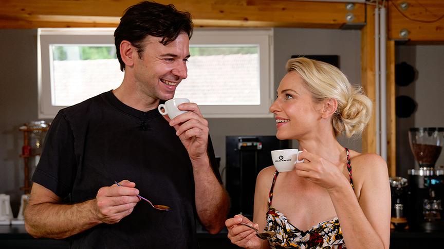 © ORF/ Silvia Schneider GmbH/ Juraj Melicher Silvia lässt sich von Röstmeister Felix Teiretzbacher Kaffeetipps geben.