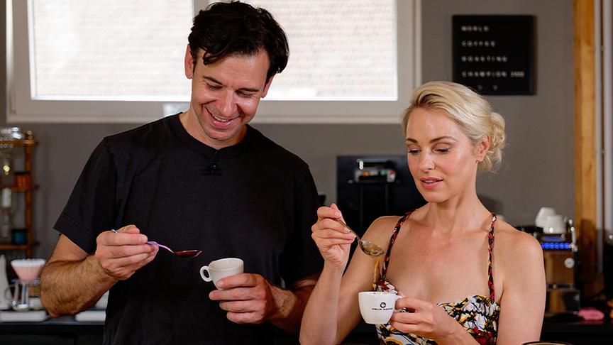 © ORF/ Silvia Schneider GmbH/ Juraj Melicher Silvia lässt sich von Röstmeister Felix Teiretzbacher Kaffeetipps geben.