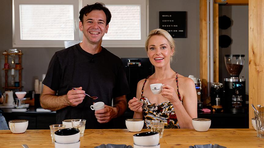 © ORF/ Silvia Schneider GmbH/ Juraj Melicher Silvia lässt sich von Röstmeister Felix Teiretzbacher Kaffeetipps geben.