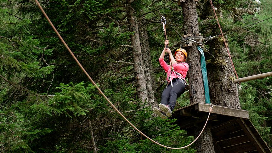 Silvia mit Matthias Sölle im Kletterpark auf der Tressdorfer Alm.