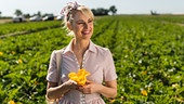 Silvia Schneider auf dem Zucchinifeld.