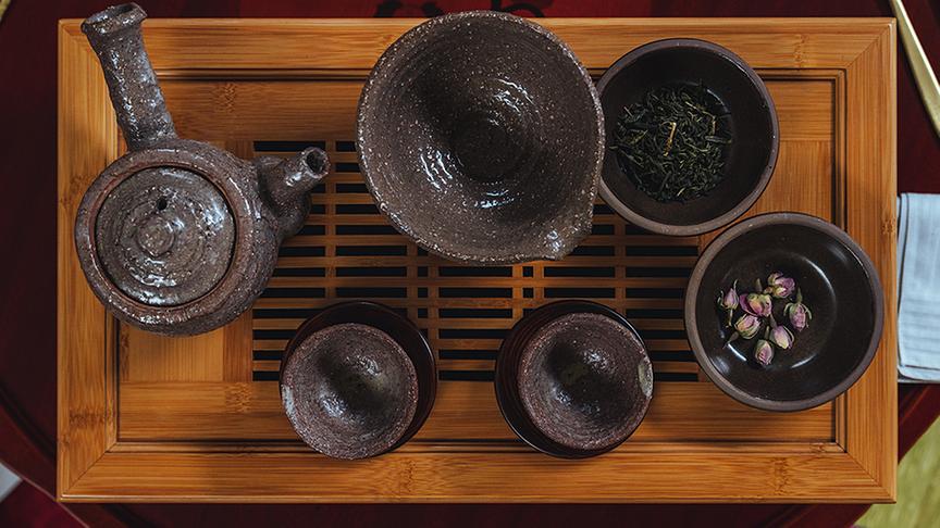 © Foto: Simeon Baker Silvia Schneider und Sunok Lee bei der Teezeremonie.