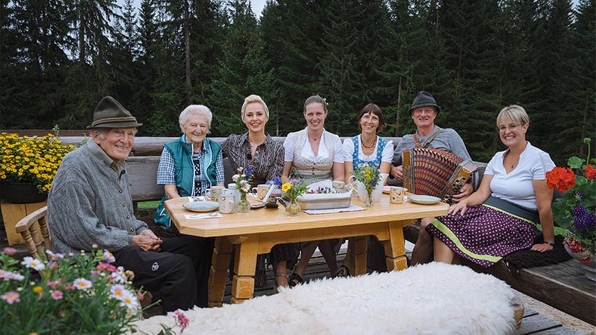 Silvia Schneider & Familie Kressl auf der Zeishofalm