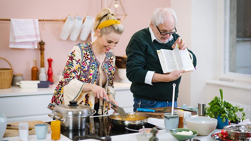 © Foto: Simeon Baker Silvia beim Kochen mit Michael Schottenberg.