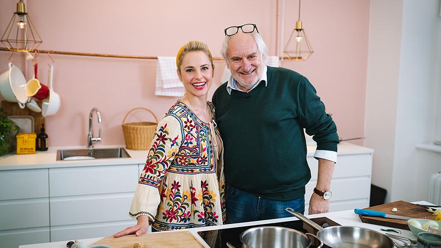 Silvia beim Kochen mit Michael Schottenberg.