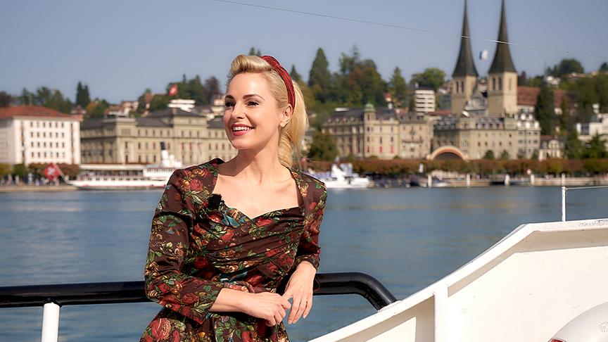 Silvia Schneider am Schiff über dem Vierwaldstättersee