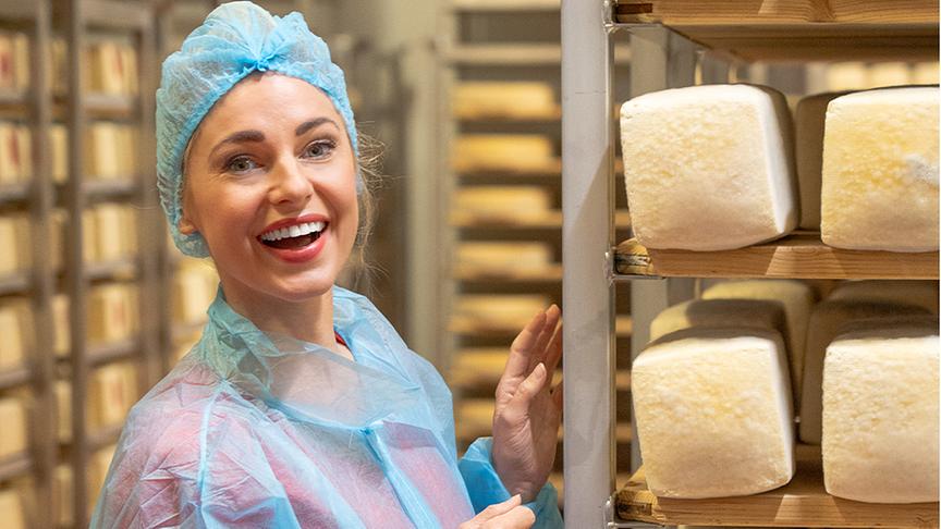 Silvia Schneider bei der Sennerei Drei Zinnen