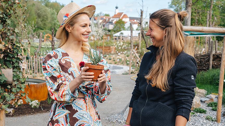 Silvia geht in die Landesgartenschau in Schärding. Sie bekommt hier eine Führung mit der gärtnerischen Leitung.