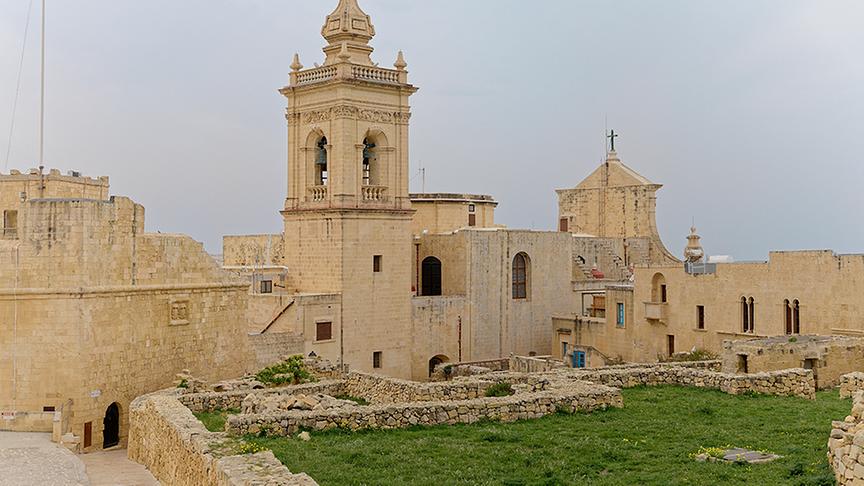 Silvia in Victoria, der Hauptstadt der maltesischen Insel Gozo, die große Kathedrale. 