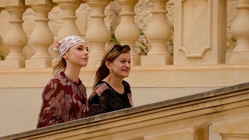 © ORF/ Silvia Schneider GmbH/ Juraj Melicher Silvia in Victoria, der Hauptstadt der maltesischen Insel Gozo, die große Kathedrale.