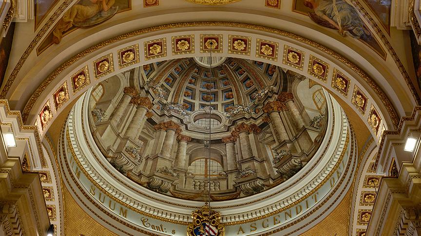 © ORF/ Silvia Schneider GmbH/ Juraj Melicher Silvia in Victoria, der Hauptstadt der maltesischen Insel Gozo, die große Kathedrale.