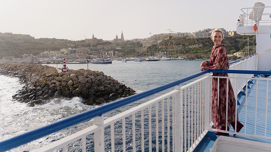 © ORF/ Silvia Schneider GmbH/ Juraj Melicher Silvia bekommt von Tourguide Isabelle die Hauptstadt der maltesischen Insel Gozo gezeigt.