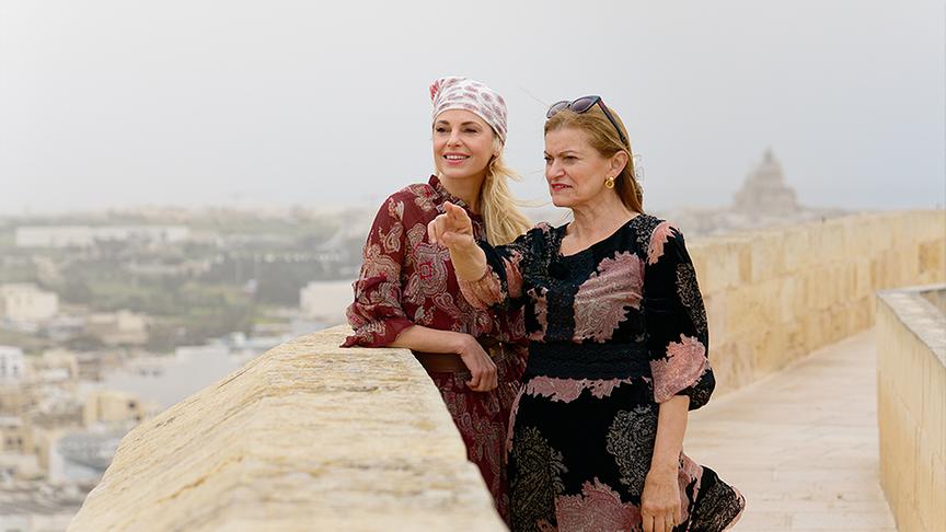 © ORF/ Silvia Schneider GmbH/ Juraj Melicher Silvia in Victoria, der Hauptstadt der maltesischen Insel Gozo, die große Kathedrale.