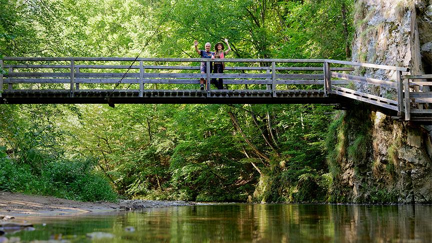 Franz Schlögl führt Silvia durch die Raabklamm