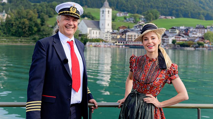 Kapitän & Opernsäger Mario Mischelin bringt Silvia über den See nach Strobl.