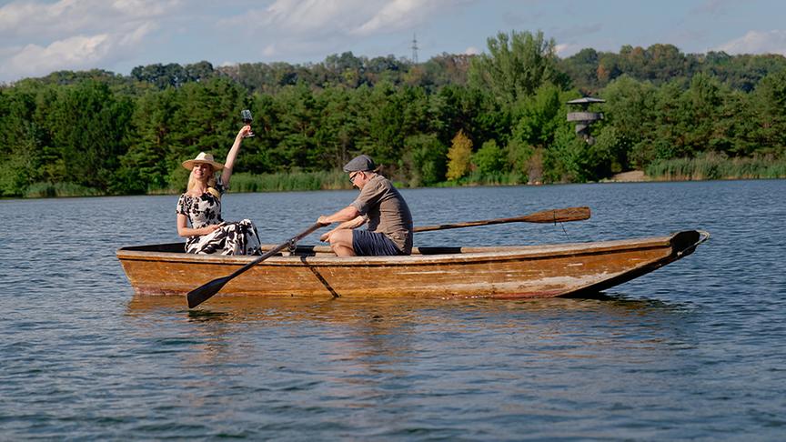 © ORF/ Silvia Schneider GmbH/ Juraj Melicher Silvia unternimmt mit Erwin Nolz einen Bootsausflug auf den Viehofner Seen.